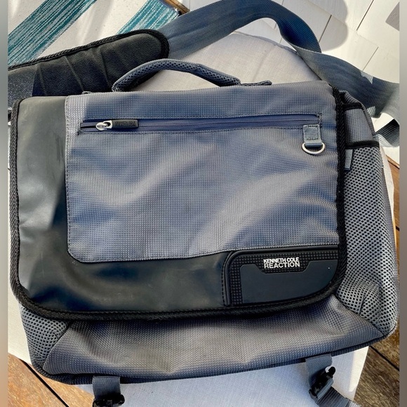 Kenneth Cole Reaction Laptop
Messenger Cross Body Bag Black & Gray Many Pockets - Picture 12 of 12